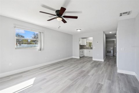 House in New Port Richey, Florida 2 bedrooms, 87.79 sq.m. № 2125066 - photo 12