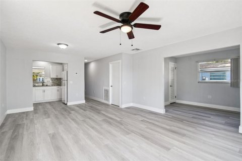 House in New Port Richey, Florida 2 bedrooms, 87.79 sq.m. № 2125066 - photo 10