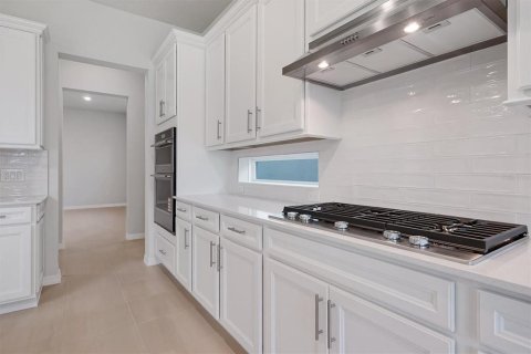 House in Orlando, Florida 4 bedrooms, 374.4 sq.m. № 2238271 - photo 13