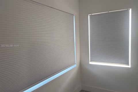 Снять в аренду виллу или дом в Халландейл-Бич, Флорида 1 спальня, 65.5м2, № 2067113 - фото 5