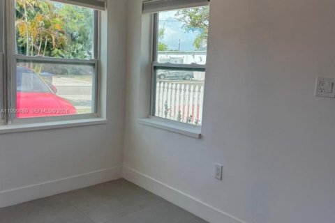 Снять в аренду виллу или дом в Халландейл-Бич, Флорида 1 спальня, 65.5м2, № 2067113 - фото 9