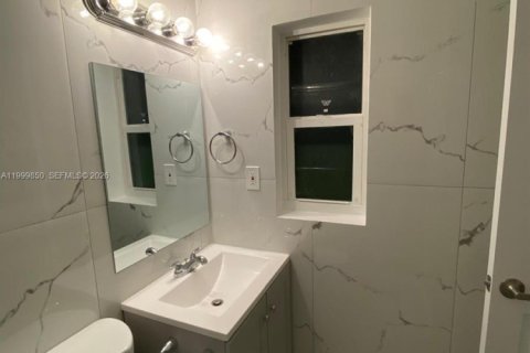 Снять в аренду виллу или дом в Халландейл-Бич, Флорида 1 спальня, 65.5м2, № 2067113 - фото 6