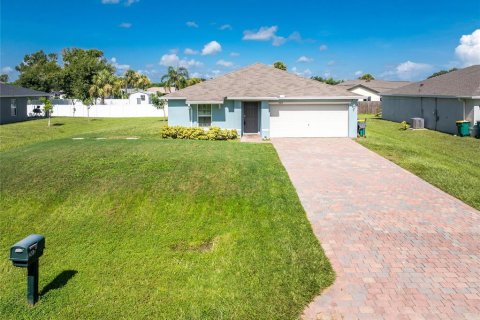 House in Port Charlotte, Florida 4 bedrooms, 137.96 sq.m. № 1876524 - photo 1