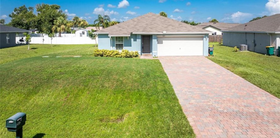 House in Port Charlotte, Florida 4 bedrooms, 137.96 sq.m. № 1876524