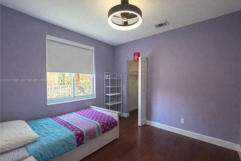 House in Weston, Florida 4 bedrooms, 185.53 sq.m. № 2065950 - photo 10