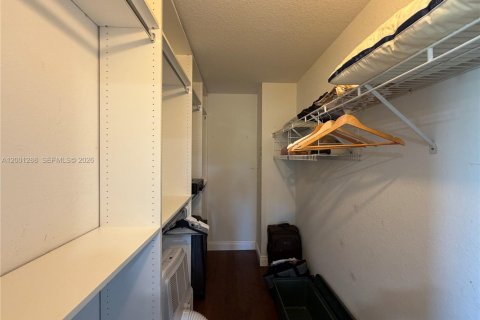 House in Weston, Florida 4 bedrooms, 185.53 sq.m. № 2065950 - photo 13