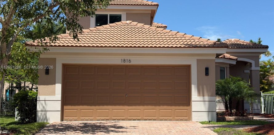 House in Weston, Florida 4 bedrooms, 185.53 sq.m. № 2065950