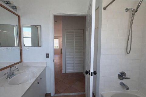 House in Weston, Florida 4 bedrooms, 185.53 sq.m. № 2065950 - photo 9