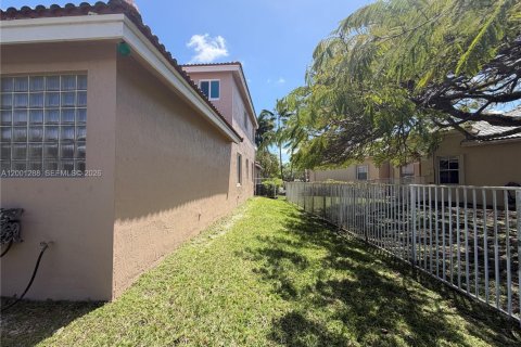 House in Weston, Florida 4 bedrooms, 185.53 sq.m. № 2065950 - photo 16