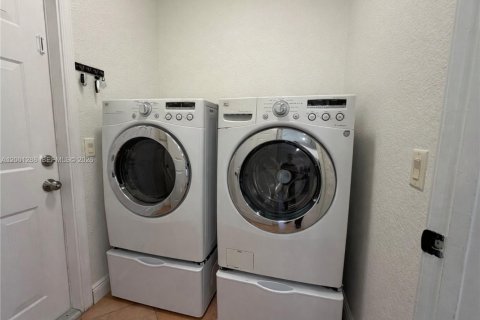 House in Weston, Florida 4 bedrooms, 185.53 sq.m. № 2065950 - photo 20