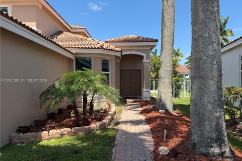 House in Weston, Florida 4 bedrooms, 185.53 sq.m. № 2065950 - photo 2