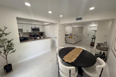 Condo in Miami, Florida, 2 bedrooms  № 1794347 - photo 5