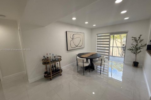 Condo in Miami, Florida, 2 bedrooms  № 1794347 - photo 4