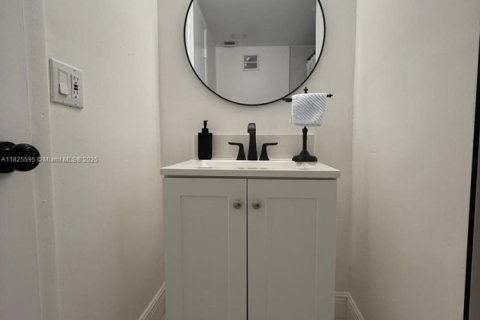 Condo in Miami, Florida, 2 bedrooms  № 1794347 - photo 16