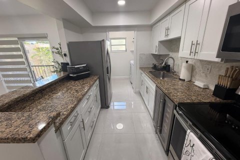 Condo in Miami, Florida, 2 bedrooms  № 1794347 - photo 7