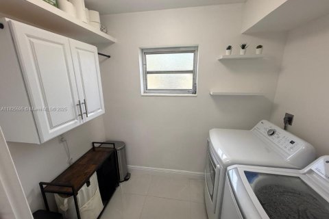 Condo in Miami, Florida, 2 bedrooms  № 1794347 - photo 8