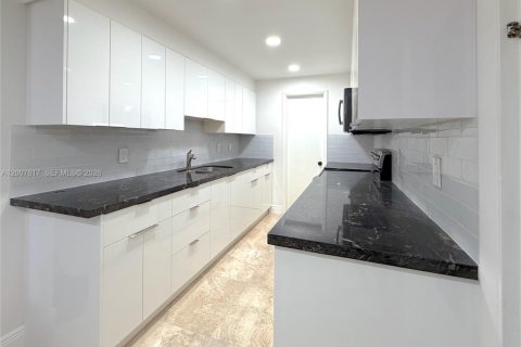Copropriété à louer à Bay Harbor Islands, Floride: 2 chambres, 130.06 m2 № 2170841 - photo 2
