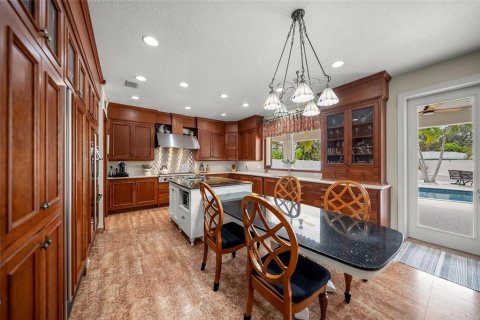 House in Bradenton, Florida 4 bedrooms, 330.55 sq.m. № 2104477 - photo 11