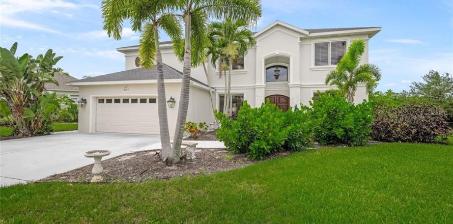 House in Bradenton, Florida 4 bedrooms, 330.55 sq.m. № 2104477