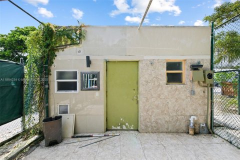 House in Hollywood, Florida 4 bedrooms, 128.67 sq.m. № 1995854 - photo 9