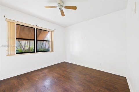 House in Hollywood, Florida 4 bedrooms, 128.67 sq.m. № 1995854 - photo 5