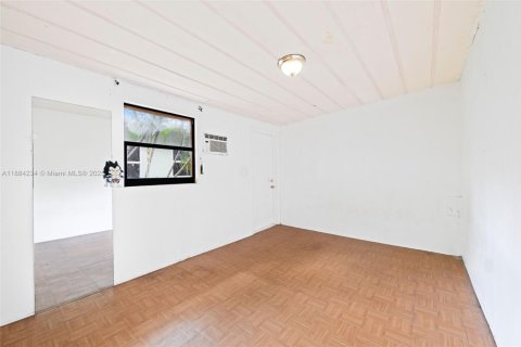 House in Hollywood, Florida 4 bedrooms, 128.67 sq.m. № 1995854 - photo 7