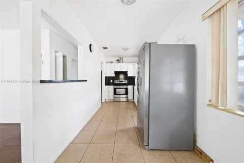 House in Hollywood, Florida 4 bedrooms, 128.67 sq.m. № 1995854 - photo 4