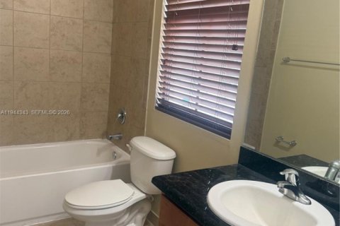 House in Miramar, Florida 3 bedrooms, 173.54 sq.m. № 2001569 - photo 10