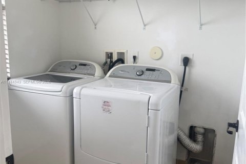 House in Miramar, Florida 3 bedrooms, 173.54 sq.m. № 2001569 - photo 9