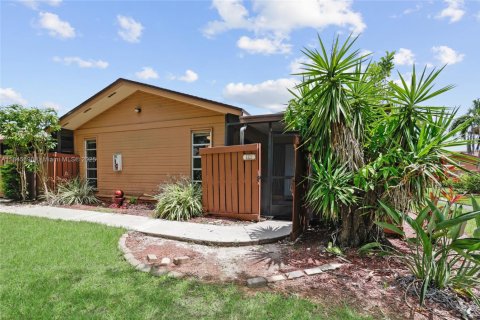 House in Fort Myers, Florida 3 bedrooms, 109.53 sq.m. № 1940737 - photo 2