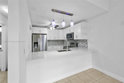 House in Fort Myers, Florida 3 bedrooms, 109.53 sq.m. № 1940737 - photo 11