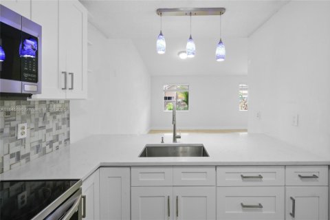 House in Fort Myers, Florida 3 bedrooms, 109.53 sq.m. № 1940737 - photo 10