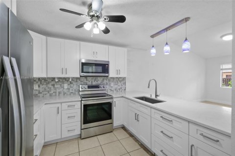 House in Fort Myers, Florida 3 bedrooms, 109.53 sq.m. № 1940737 - photo 8