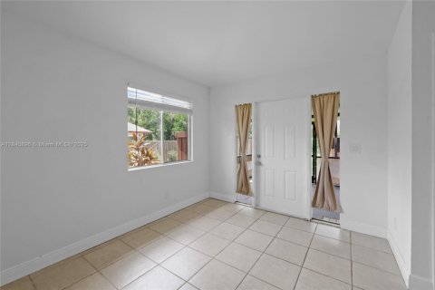 House in Fort Myers, Florida 3 bedrooms, 109.53 sq.m. № 1940737 - photo 5