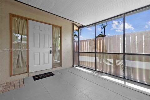 House in Fort Myers, Florida 3 bedrooms, 109.53 sq.m. № 1940737 - photo 3