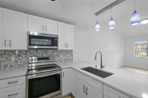 House in Fort Myers, Florida 3 bedrooms, 109.53 sq.m. № 1940737 - photo 9