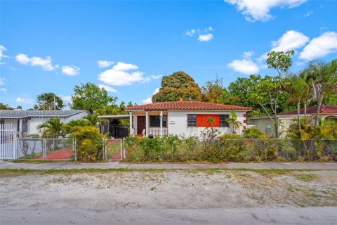 Villa ou maison à vendre à Miami, Floride: 3 chambres, 90.58 m2 № 2055584 - photo 13