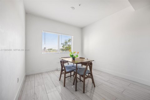 Commercial property in Hallandale Beach, Florida 522.58 sq.m. № 2079465 - photo 13