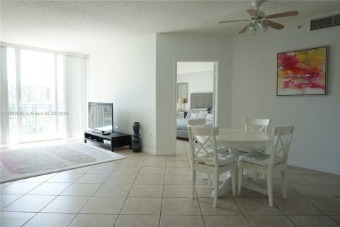 Condominio en alquiler en Sunny Isles Beach, Florida, 2 dormitorios, 106 m2 № 2059678 - foto 3