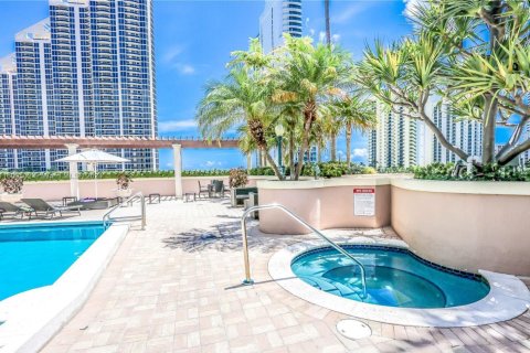 Condominio en alquiler en Sunny Isles Beach, Florida, 2 dormitorios, 106 m2 № 2059678 - foto 17