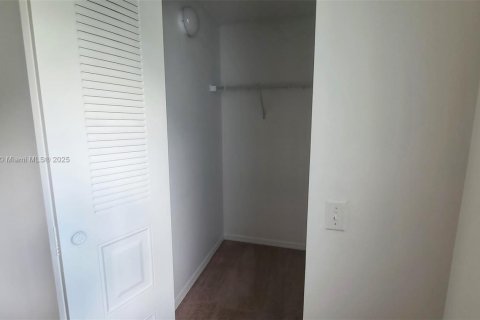 Copropriété à louer à Hollywood, Floride: 2 chambres, 69.4 m2 № 1762400 - photo 5