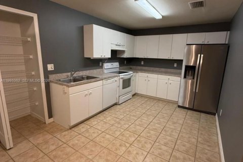 Casa en alquiler en Lehigh Acres, Florida, 3 dormitorios № 2058133 - foto 5