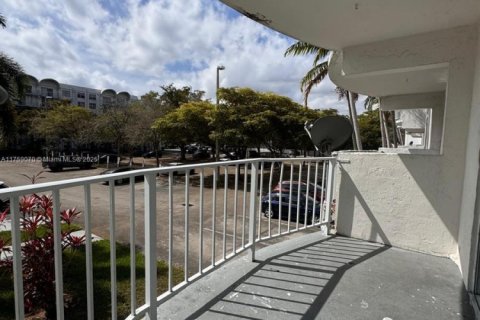 Condo in Miami, Florida, 1 bedroom  № 1716043 - photo 11