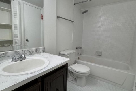 Condo in Miami, Florida, 1 bedroom  № 1716043 - photo 8