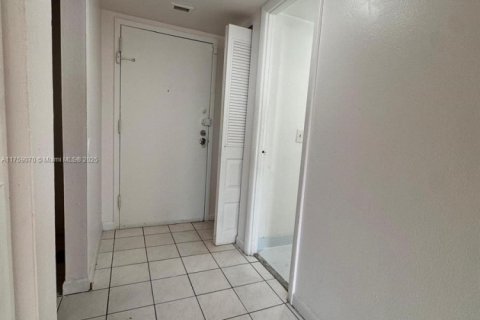 Condo in Miami, Florida, 1 bedroom  № 1716043 - photo 3