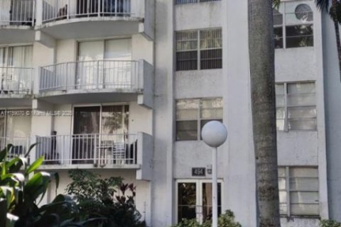 Condo in Miami, Florida, 1 bedroom  № 1716043 - photo 1