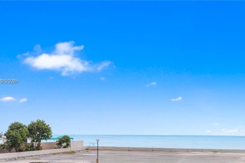 Condo in Hollywood, Florida, 1 bedroom  № 1896487 - photo 29