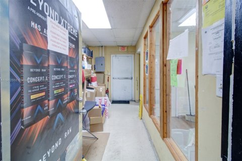 Propiedad comercial en venta en Miami, Florida № 2089172 - foto 10