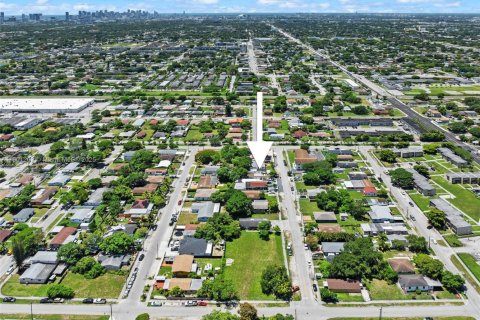Villa ou maison à vendre à Miami, Floride: 2 chambres, 61.13 m2 № 1952324 - photo 25