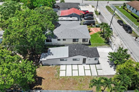 Villa ou maison à vendre à Miami, Floride: 2 chambres, 61.13 m2 № 1952324 - photo 18
